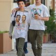 Exclusif - Shia LaBeouf et sa nouvelle compagne FKA Twigs se câlinent et s'embrassent dans les rues de Studio City. Los Angeles, le 6 novembre 2018.