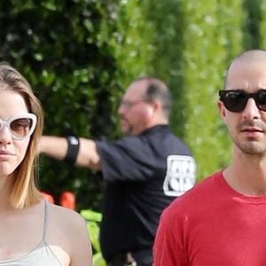 Exclusif - Shia LaBeouf et sa compagne Mia Goth passent la journée dans une fête foraine à Encino le 7 mai 2018.