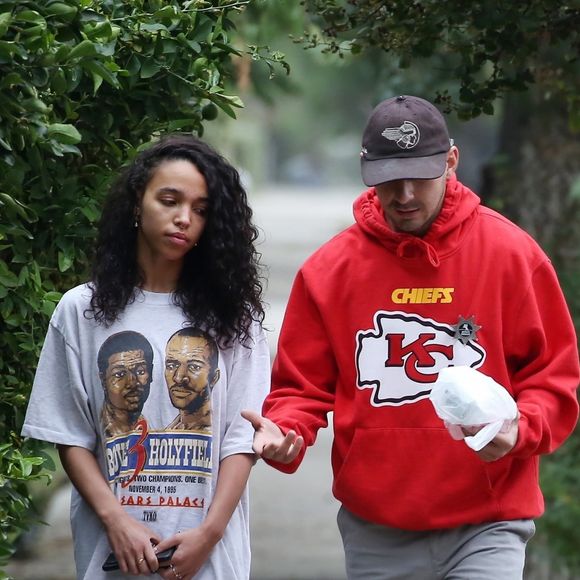 Exclusif - Shia Labeouf et sa compagne FKA Twigs ont passé la matinée ensemble à Los Angeles. Le 7 novembre 2018.