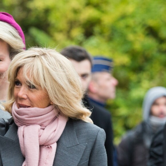 Brigitte Macron et la reine Mathilde de Belgique visitent La Maisonnée, un centre pour personnes souffrant de handicap mental, lors d'une visite d'état en Belgique. La reine Mathilde de Belgique et Brigitte Macron ont participé à un atelier de peinture ainsi qu'à un atelier "médias" où elles ont été interviewées. Belgique, Haut- Ittre, 20 novembre 2018.