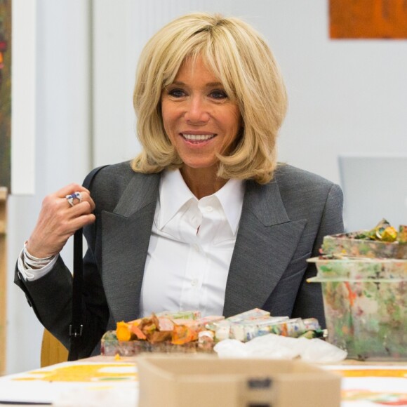 Brigitte Macron et la reine Mathilde de Belgique visitent La Maisonnée, un centre pour personnes souffrant de handicap mental, lors d'une visite d'état en Belgique. La reine Mathilde de Belgique et Brigitte Macron ont participé à un atelier de peinture ainsi qu'à un atelier "médias" où elles ont été interviewées. Belgique, Haut- Ittre, 20 novembre 2018.