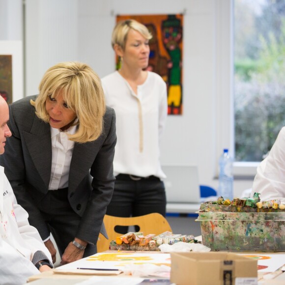 Brigitte Macron et la reine Mathilde de Belgique visitent La Maisonnée, un centre pour personnes souffrant de handicap mental, lors d'une visite d'état en Belgique. La reine Mathilde de Belgique et Brigitte Macron ont participé à un atelier de peinture ainsi qu'à un atelier "médias" où elles ont été interviewées. Belgique, Haut- Ittre, 20 novembre 2018.