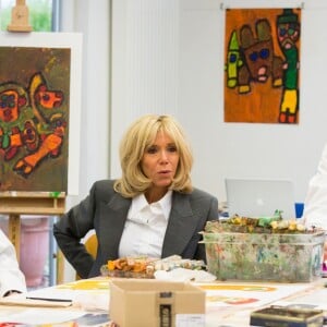 Brigitte Macron et la reine Mathilde de Belgique visitent La Maisonnée, un centre pour personnes souffrant de handicap mental, lors d'une visite d'état en Belgique. La reine Mathilde de Belgique et Brigitte Macron ont participé à un atelier de peinture ainsi qu'à un atelier "médias" où elles ont été interviewées. Belgique, Haut- Ittre, 20 novembre 2018.