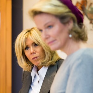 Brigitte Macron et la reine Mathilde de Belgique visitent La Maisonnée, un centre pour personnes souffrant de handicap mental, lors d'une visite d'état en Belgique. La reine Mathilde de Belgique et Brigitte Macron ont participé à un atelier de peinture ainsi qu'à un atelier "médias" où elles ont été interviewées. Belgique, Haut- Ittre, 20 novembre 2018.