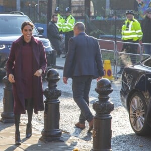 Meghan Markle, duchesse de Sussex, enceinte et habillée en Club Monaco, au centre culturel Al Manaar, où elle a retrouvé les femmes de la Hubb Community Kitchen et a cuisiné avec elles, dans North Kensington à Londres le 21 novembre 2018.