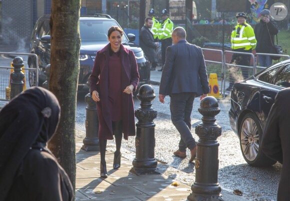 Meghan Markle, duchesse de Sussex, enceinte et habillée en Club Monaco, au centre culturel Al Manaar, où elle a retrouvé les femmes de la Hubb Community Kitchen et a cuisiné avec elles, dans North Kensington à Londres le 21 novembre 2018.