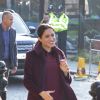 Meghan Markle, duchesse de Sussex, enceinte et habillée en Club Monaco, au centre culturel Al Manaar, où elle a retrouvé les femmes de la Hubb Community Kitchen et a cuisiné avec elles, dans North Kensington à Londres le 21 novembre 2018.