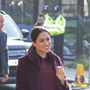 Meghan Markle, duchesse de Sussex, enceinte et habillée en Club Monaco, au centre culturel Al Manaar, où elle a retrouvé les femmes de la Hubb Community Kitchen et a cuisiné avec elles, dans North Kensington à Londres le 21 novembre 2018.