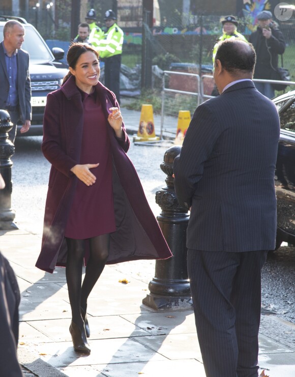 Meghan Markle, duchesse de Sussex, enceinte et habillée en Club Monaco, au centre culturel Al Manaar, où elle a retrouvé les femmes de la Hubb Community Kitchen et a cuisiné avec elles, dans North Kensington à Londres le 21 novembre 2018.