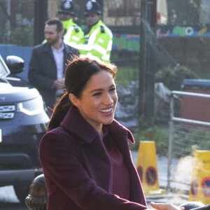 Meghan Markle, duchesse de Sussex, enceinte et habillée en Club Monaco, au centre culturel Al Manaar, où elle a retrouvé les femmes de la Hubb Community Kitchen et a cuisiné avec elles, dans North Kensington à Londres le 21 novembre 2018.