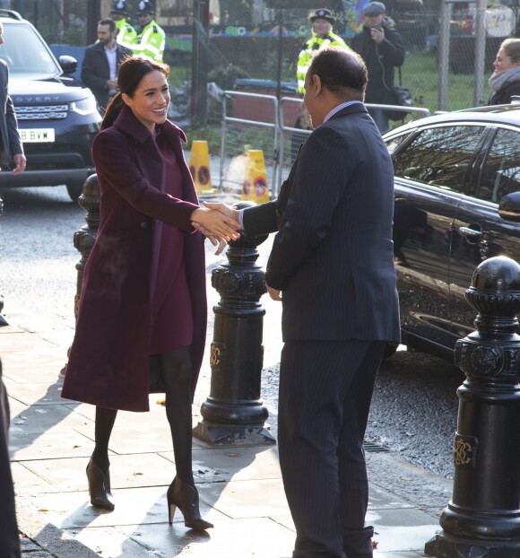 Meghan Markle, duchesse de Sussex, enceinte et habillée en Club Monaco, au centre culturel Al Manaar, où elle a retrouvé les femmes de la Hubb Community Kitchen et a cuisiné avec elles, dans North Kensington à Londres le 21 novembre 2018.