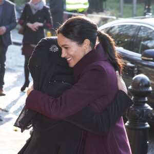 Meghan Markle, duchesse de Sussex, enceinte et habillée en Club Monaco, au centre culturel Al Manaar, où elle a retrouvé les femmes de la Hubb Community Kitchen et a cuisiné avec elles, dans North Kensington à Londres le 21 novembre 2018.