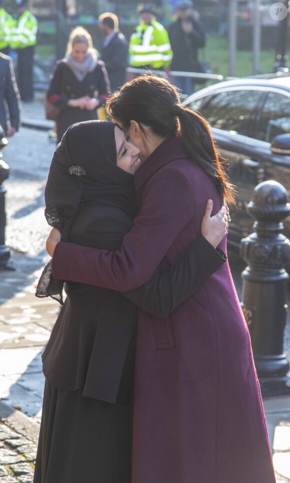 Meghan Markle, duchesse de Sussex, enceinte et habillée en Club Monaco, au centre culturel Al Manaar, où elle a retrouvé les femmes de la Hubb Community Kitchen et a cuisiné avec elles, dans North Kensington à Londres le 21 novembre 2018.