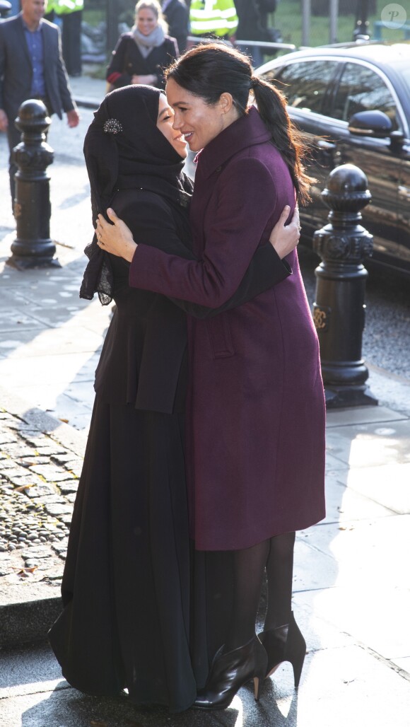 Meghan Markle, duchesse de Sussex, enceinte et habillée en Club Monaco, au centre culturel Al Manaar, où elle a retrouvé les femmes de la Hubb Community Kitchen et a cuisiné avec elles, dans North Kensington à Londres le 21 novembre 2018.