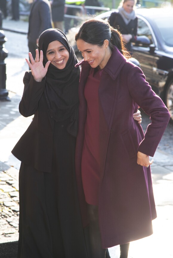 Meghan Markle, duchesse de Sussex, enceinte et habillée en Club Monaco, au centre culturel Al Manaar, où elle a retrouvé les femmes de la Hubb Community Kitchen et a cuisiné avec elles, dans North Kensington à Londres le 21 novembre 2018.