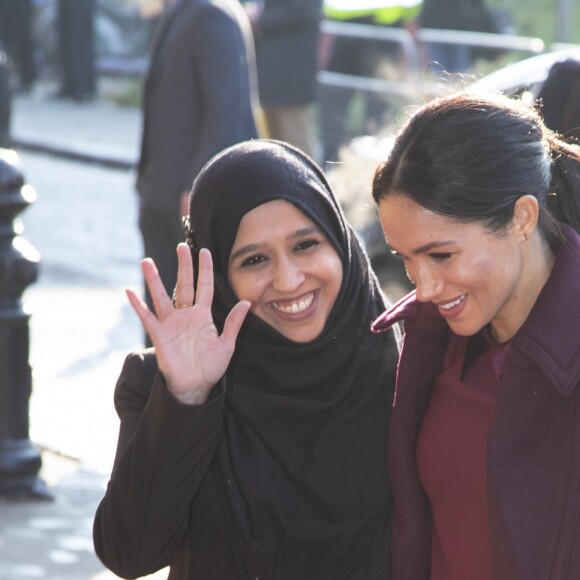 Meghan Markle, duchesse de Sussex, enceinte et habillée en Club Monaco, au centre culturel Al Manaar, où elle a retrouvé les femmes de la Hubb Community Kitchen et a cuisiné avec elles, dans North Kensington à Londres le 21 novembre 2018.