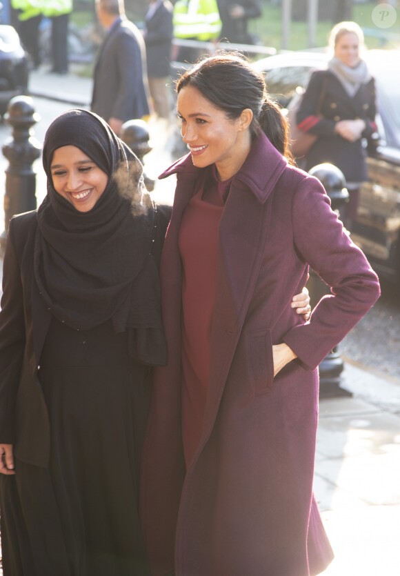 Meghan Markle, duchesse de Sussex, enceinte et habillée en Club Monaco, au centre culturel Al Manaar, où elle a retrouvé les femmes de la Hubb Community Kitchen et a cuisiné avec elles, dans North Kensington à Londres le 21 novembre 2018.