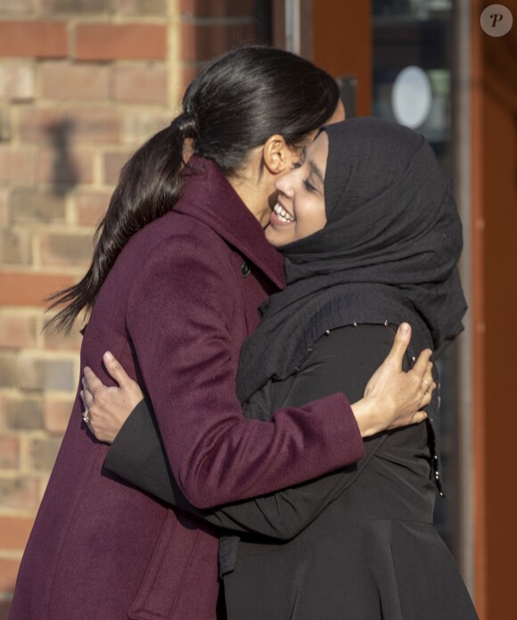 Meghan Markle, duchesse de Sussex, enceinte et habillée en Club Monaco, au centre culturel Al Manaar, où elle a retrouvé les femmes de la Hubb Community Kitchen et a cuisiné avec elles, dans North Kensington à Londres le 21 novembre 2018.