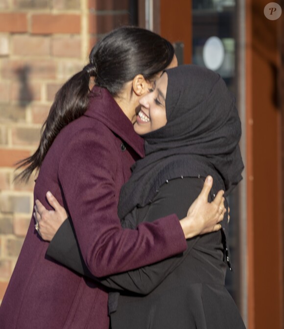 Meghan Markle, duchesse de Sussex, enceinte et habillée en Club Monaco, au centre culturel Al Manaar, où elle a retrouvé les femmes de la Hubb Community Kitchen et a cuisiné avec elles, dans North Kensington à Londres le 21 novembre 2018.