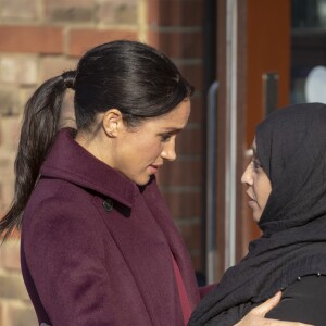 Meghan Markle, duchesse de Sussex, enceinte et habillée en Club Monaco, au centre culturel Al Manaar, où elle a retrouvé les femmes de la Hubb Community Kitchen et a cuisiné avec elles, dans North Kensington à Londres le 21 novembre 2018.