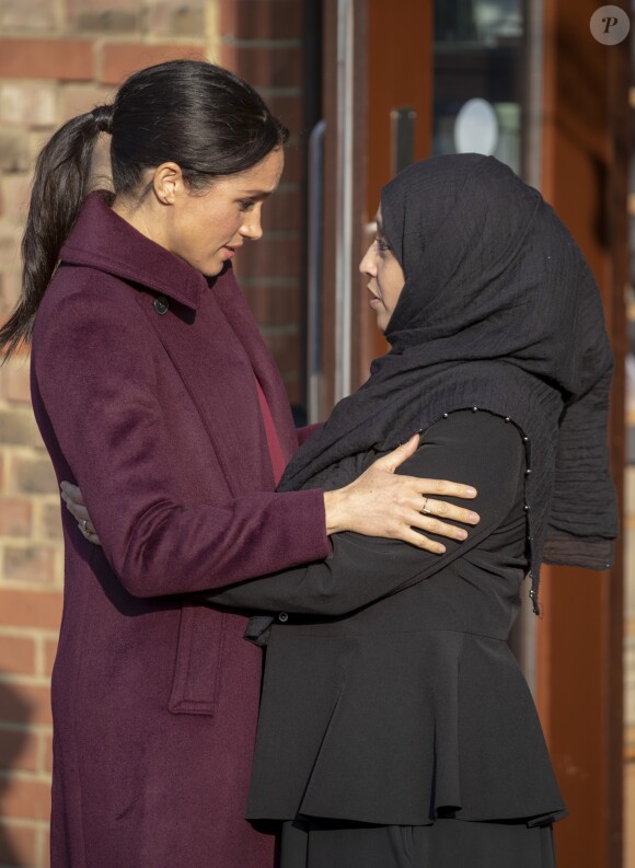 Meghan Markle, duchesse de Sussex, enceinte et habillée en Club Monaco, au centre culturel Al Manaar, où elle a retrouvé les femmes de la Hubb Community Kitchen et a cuisiné avec elles, dans North Kensington à Londres le 21 novembre 2018.