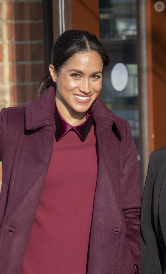 Meghan Markle, duchesse de Sussex, enceinte et habillée en Club Monaco, au centre culturel Al Manaar, où elle a retrouvé les femmes de la Hubb Community Kitchen et a cuisiné avec elles, dans North Kensington à Londres le 21 novembre 2018.