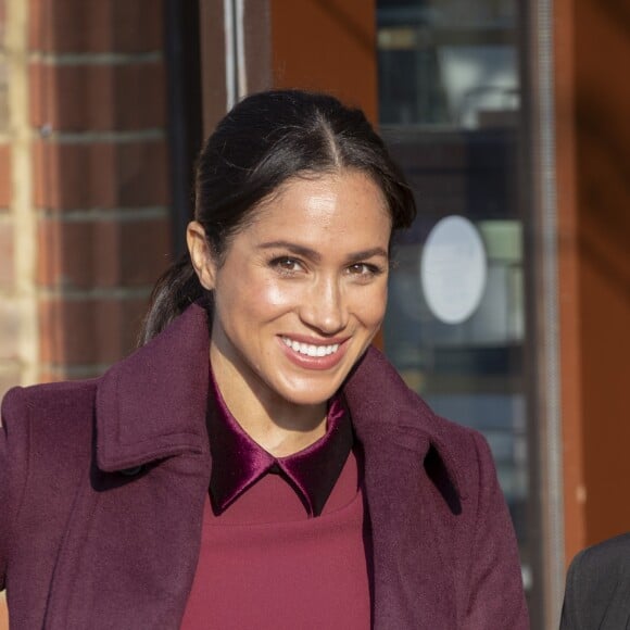 Meghan Markle, duchesse de Sussex, enceinte et habillée en Club Monaco, au centre culturel Al Manaar, où elle a retrouvé les femmes de la Hubb Community Kitchen et a cuisiné avec elles, dans North Kensington à Londres le 21 novembre 2018.