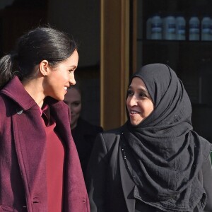 Meghan Markle, duchesse de Sussex, enceinte et habillée en Club Monaco, au centre culturel Al Manaar, où elle a retrouvé les femmes de la Hubb Community Kitchen et a cuisiné avec elles, dans North Kensington à Londres le 21 novembre 2018.