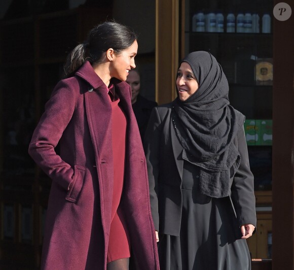 Meghan Markle, duchesse de Sussex, enceinte et habillée en Club Monaco, au centre culturel Al Manaar, où elle a retrouvé les femmes de la Hubb Community Kitchen et a cuisiné avec elles, dans North Kensington à Londres le 21 novembre 2018.