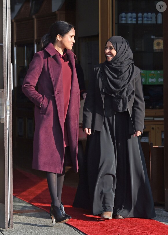 Meghan Markle, duchesse de Sussex, enceinte et habillée en Club Monaco, au centre culturel Al Manaar, où elle a retrouvé les femmes de la Hubb Community Kitchen et a cuisiné avec elles, dans North Kensington à Londres le 21 novembre 2018.
