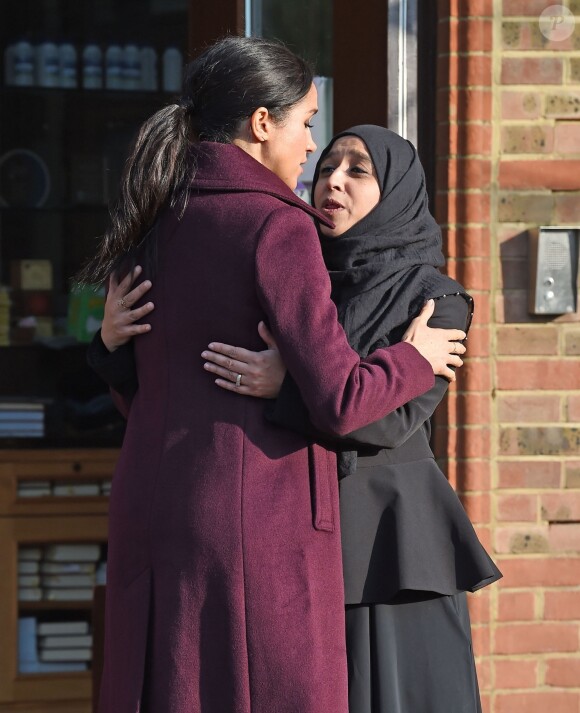 Meghan Markle, duchesse de Sussex, enceinte et habillée en Club Monaco, au centre culturel Al Manaar, où elle a retrouvé les femmes de la Hubb Community Kitchen et a cuisiné avec elles, dans North Kensington à Londres le 21 novembre 2018.