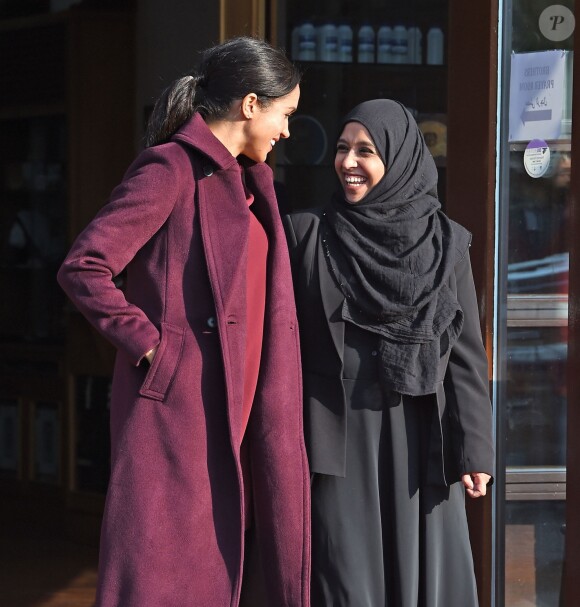 Meghan Markle, duchesse de Sussex, enceinte et habillée en Club Monaco, au centre culturel Al Manaar, où elle a retrouvé les femmes de la Hubb Community Kitchen et a cuisiné avec elles, dans North Kensington à Londres le 21 novembre 2018.