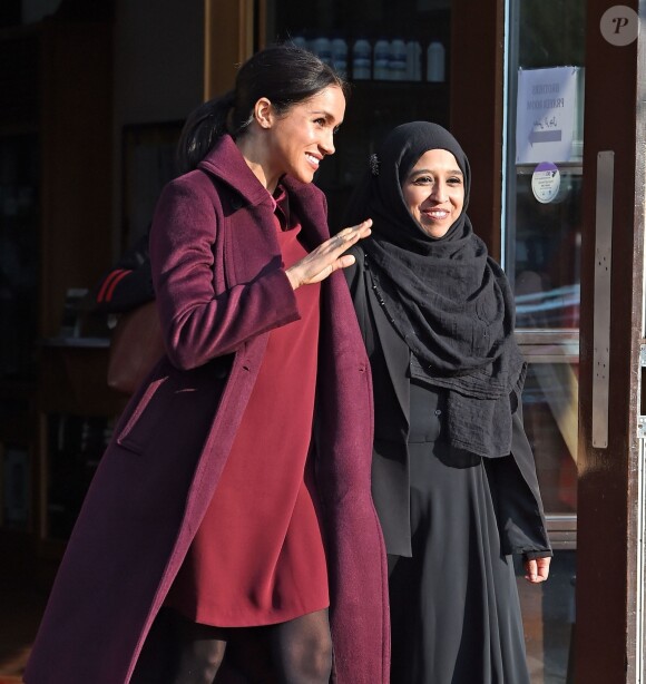 Meghan Markle, duchesse de Sussex, enceinte et habillée en Club Monaco, au centre culturel Al Manaar, où elle a retrouvé les femmes de la Hubb Community Kitchen et a cuisiné avec elles, dans North Kensington à Londres le 21 novembre 2018.