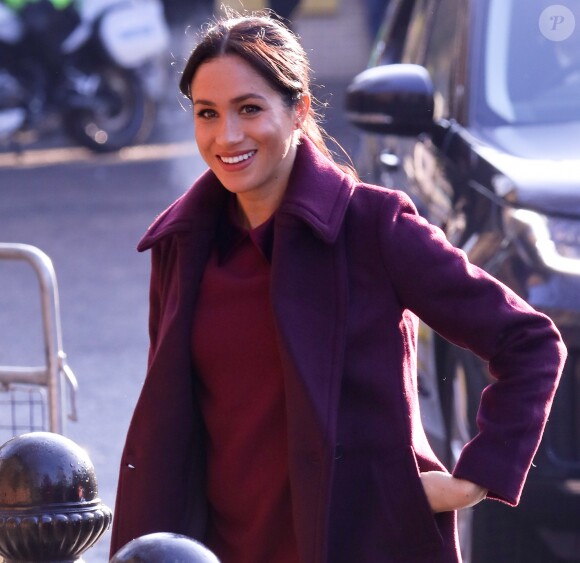 Meghan Markle, duchesse de Sussex, enceinte et habillée en Club Monaco, au centre culturel Al Manaar, où elle a retrouvé les femmes de la Hubb Community Kitchen et a cuisiné avec elles, dans North Kensington à Londres le 21 novembre 2018.