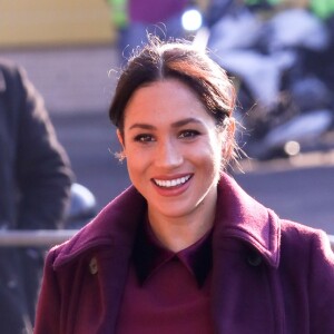 Meghan Markle, duchesse de Sussex, enceinte et habillée en Club Monaco, au centre culturel Al Manaar, où elle a retrouvé les femmes de la Hubb Community Kitchen et a cuisiné avec elles, dans North Kensington à Londres le 21 novembre 2018.