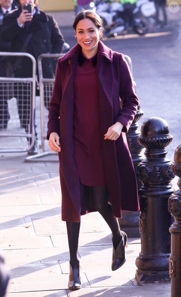 Meghan Markle, duchesse de Sussex, enceinte et habillée en Club Monaco, au centre culturel Al Manaar, où elle a retrouvé les femmes de la Hubb Community Kitchen et a cuisiné avec elles, dans North Kensington à Londres le 21 novembre 2018.