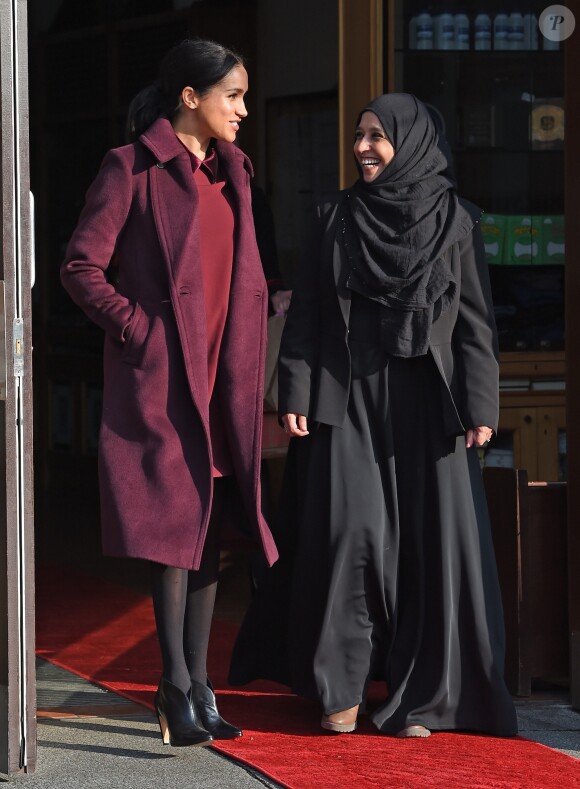 Meghan Markle, duchesse de Sussex, enceinte et habillée en Club Monaco, au centre culturel Al Manaar, où elle a retrouvé les femmes de la Hubb Community Kitchen et a cuisiné avec elles, dans North Kensington à Londres le 21 novembre 2018.
