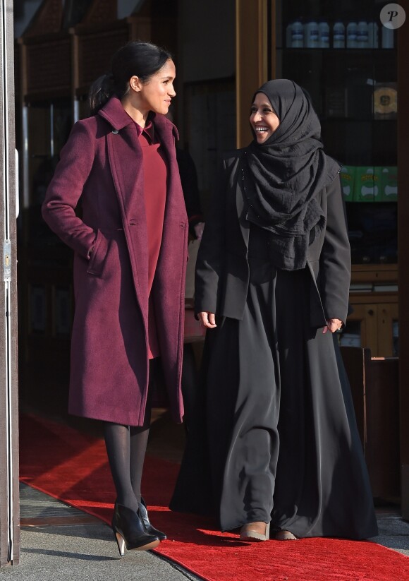 Meghan Markle, duchesse de Sussex, enceinte et habillée en Club Monaco, au centre culturel Al Manaar, où elle a retrouvé les femmes de la Hubb Community Kitchen et a cuisiné avec elles, dans North Kensington à Londres le 21 novembre 2018.