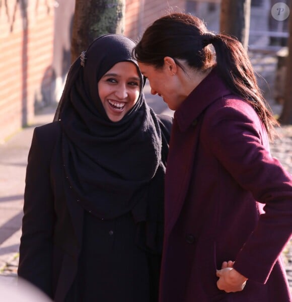 Meghan Markle, duchesse de Sussex, enceinte et habillée en Club Monaco, au centre culturel Al Manaar, où elle a retrouvé les femmes de la Hubb Community Kitchen et a cuisiné avec elles, dans North Kensington à Londres le 21 novembre 2018.