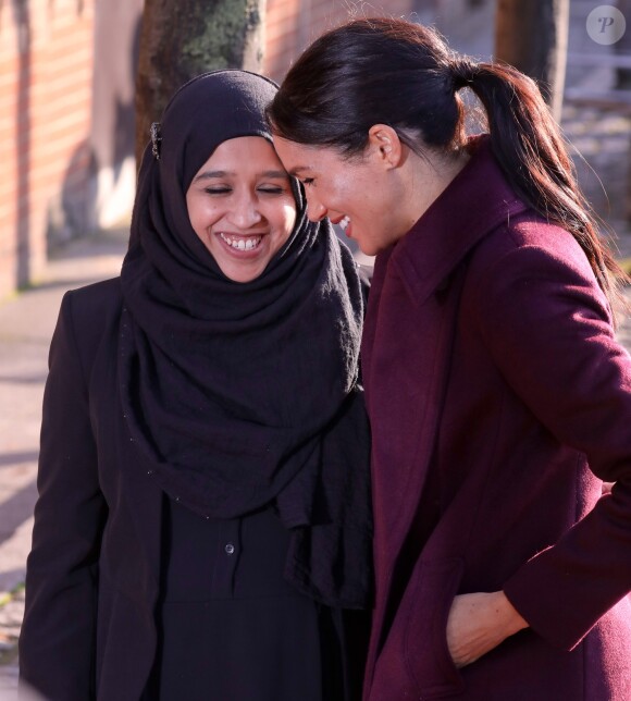 Meghan Markle, duchesse de Sussex, enceinte et habillée en Club Monaco, au centre culturel Al Manaar, où elle a retrouvé les femmes de la Hubb Community Kitchen et a cuisiné avec elles, dans North Kensington à Londres le 21 novembre 2018.
