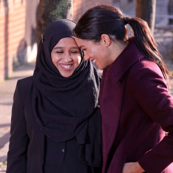 Meghan Markle, duchesse de Sussex, enceinte et habillée en Club Monaco, au centre culturel Al Manaar, où elle a retrouvé les femmes de la Hubb Community Kitchen et a cuisiné avec elles, dans North Kensington à Londres le 21 novembre 2018.