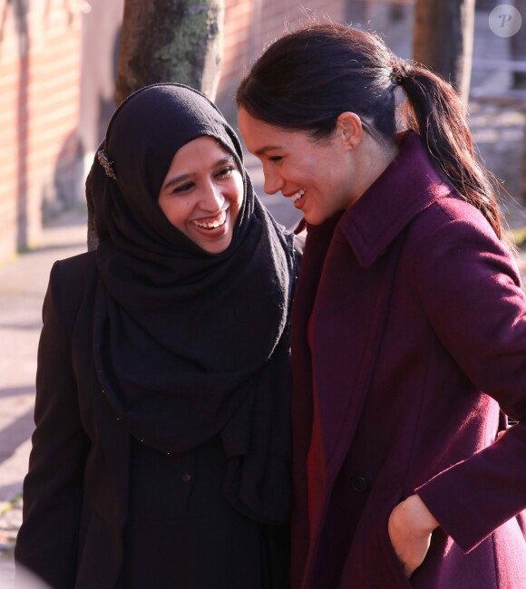 Meghan Markle, duchesse de Sussex, enceinte et habillée en Club Monaco, au centre culturel Al Manaar, où elle a retrouvé les femmes de la Hubb Community Kitchen et a cuisiné avec elles, dans North Kensington à Londres le 21 novembre 2018.