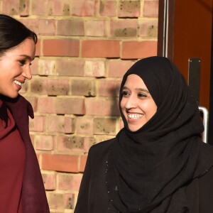 Meghan Markle, duchesse de Sussex, enceinte et habillée en Club Monaco, au centre culturel Al Manaar, où elle a retrouvé les femmes de la Hubb Community Kitchen et a cuisiné avec elles, dans North Kensington à Londres le 21 novembre 2018.