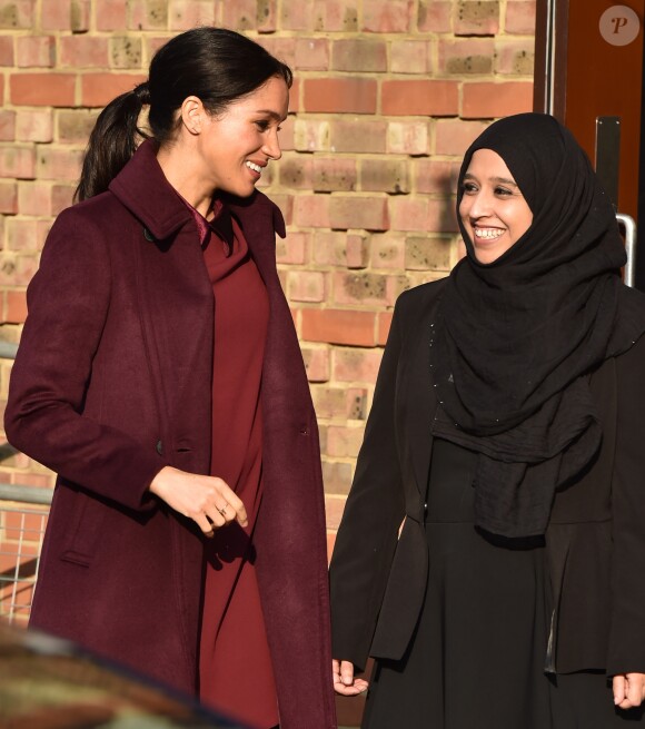 Meghan Markle, duchesse de Sussex, enceinte et habillée en Club Monaco, au centre culturel Al Manaar, où elle a retrouvé les femmes de la Hubb Community Kitchen et a cuisiné avec elles, dans North Kensington à Londres le 21 novembre 2018.