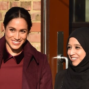 Meghan Markle, duchesse de Sussex, enceinte et habillée en Club Monaco, au centre culturel Al Manaar, où elle a retrouvé les femmes de la Hubb Community Kitchen et a cuisiné avec elles, dans North Kensington à Londres le 21 novembre 2018.