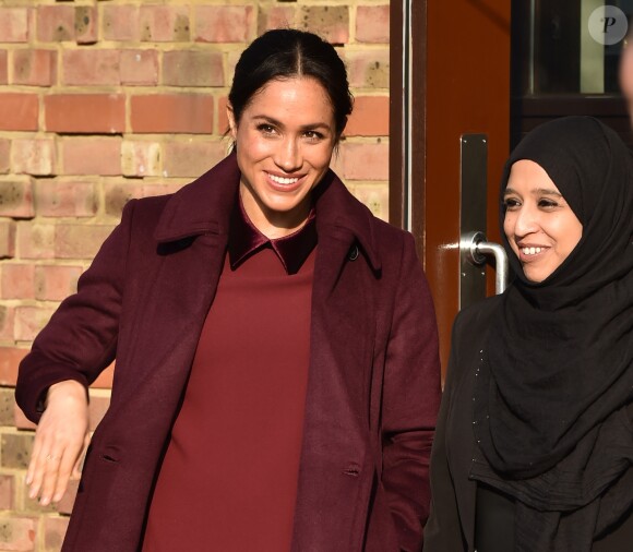 Meghan Markle, duchesse de Sussex, enceinte et habillée en Club Monaco, au centre culturel Al Manaar, où elle a retrouvé les femmes de la Hubb Community Kitchen et a cuisiné avec elles, dans North Kensington à Londres le 21 novembre 2018.