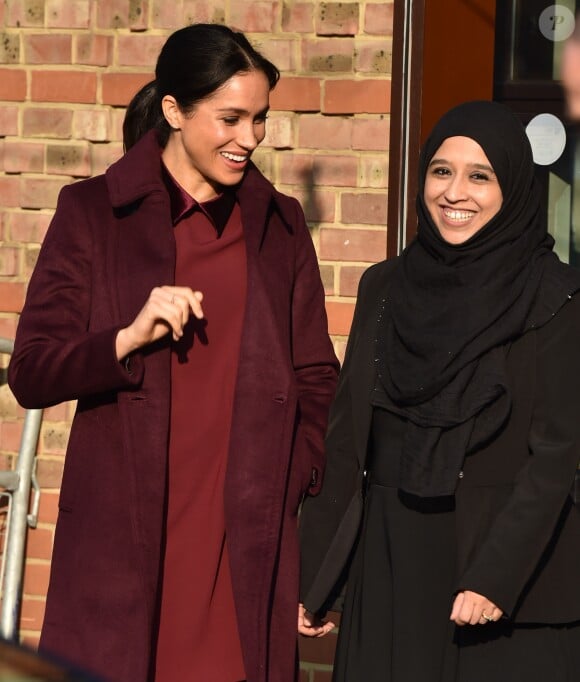 Meghan Markle, duchesse de Sussex, enceinte et habillée en Club Monaco, au centre culturel Al Manaar, où elle a retrouvé les femmes de la Hubb Community Kitchen et a cuisiné avec elles, dans North Kensington à Londres le 21 novembre 2018.