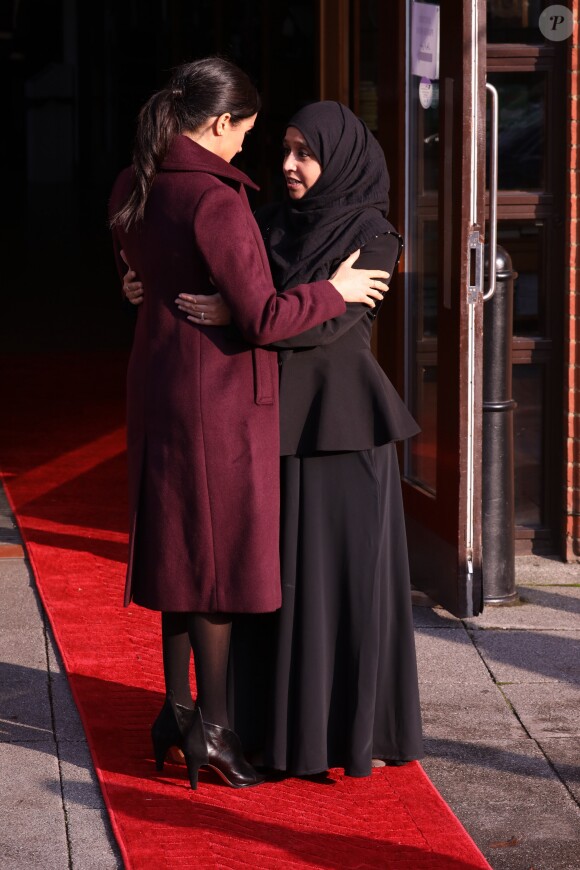 Meghan Markle, duchesse de Sussex, enceinte et habillée en Club Monaco, au centre culturel Al Manaar, où elle a retrouvé les femmes de la Hubb Community Kitchen et a cuisiné avec elles, dans North Kensington à Londres le 21 novembre 2018.