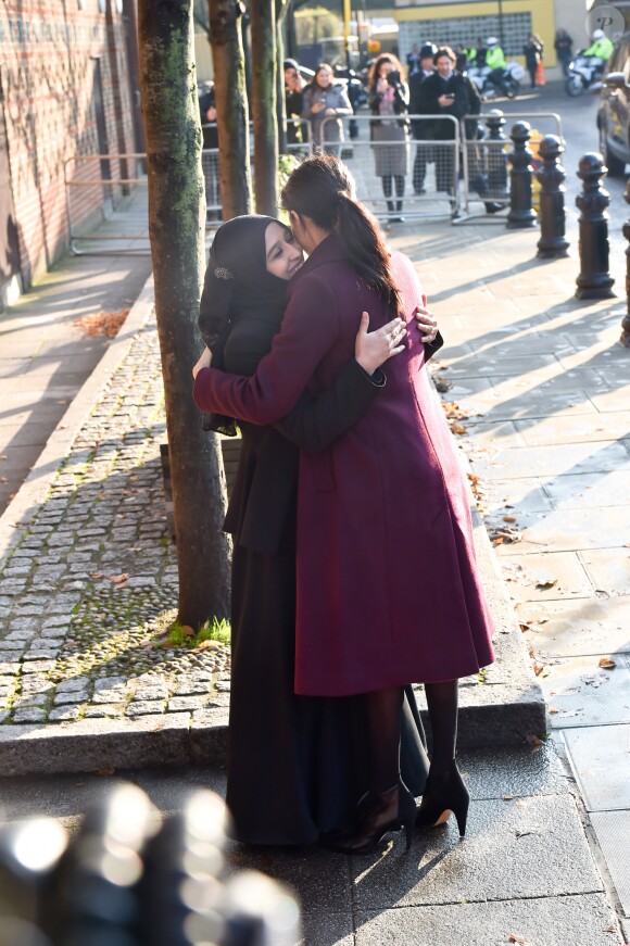Meghan Markle, duchesse de Sussex, enceinte et habillée en Club Monaco, au centre culturel Al Manaar, où elle a retrouvé les femmes de la Hubb Community Kitchen et a cuisiné avec elles, dans North Kensington à Londres le 21 novembre 2018.