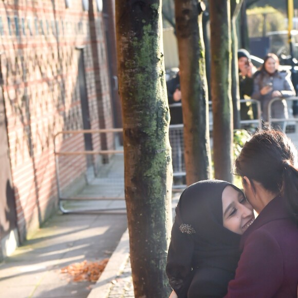 Meghan Markle, duchesse de Sussex, enceinte et habillée en Club Monaco, au centre culturel Al Manaar, où elle a retrouvé les femmes de la Hubb Community Kitchen et a cuisiné avec elles, dans North Kensington à Londres le 21 novembre 2018.